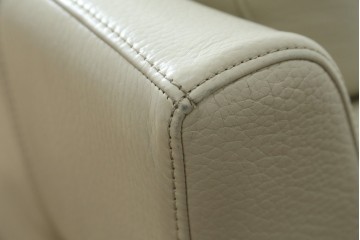 中古　美品　大塚家具取り扱い　L/S 01(エルエス01)コンフォート　ゆったりくつろげる贅沢本革(レザー)の二人掛けソファ　定価推定43万円　(R-083237)