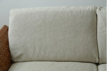 中古　希少な廃番品!!　KOSUGA(コスガ)　高級ライン　フェザークッション　美しい曲線が映える編み込みアームの2人掛けソファ　定価約25万円　(R-083239)