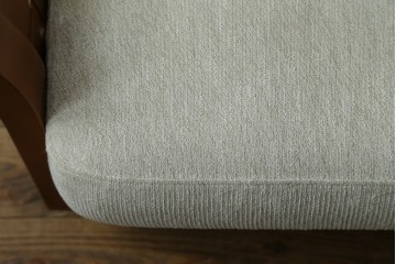 中古　希少な廃番品!!　KOSUGA(コスガ)　高級ライン　フェザークッション　美しい曲線が映える編み込みアームの2人掛けソファ　定価約25万円　(R-083239)