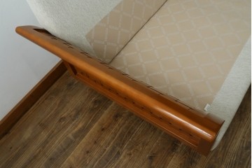中古　希少な廃番品!!　KOSUGA(コスガ)　高級ライン　フェザークッション　美しい曲線が映える編み込みアームの2人掛けソファ　定価約25万円　(R-083239)