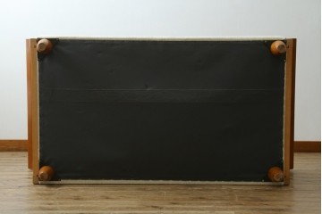 中古　希少な廃番品!!　KOSUGA(コスガ)　高級ライン　フェザークッション　美しい曲線が映える編み込みアームの2人掛けソファ　定価約25万円　(R-083239)