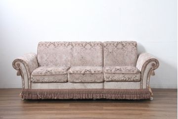 中古　美品　イタリア高級家具直輸入店　エクセレンテ取り扱い　繊細な模様が施された生地と裾にあしらわれたフリンジが空間に上品な雰囲気を添えるイタリア製3人掛けソファ(トリプルソファ、三人掛け、3P)(定価約53万円)(R-083240)