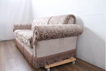 中古　美品　イタリア高級家具直輸入店　エクセレンテ取り扱い　繊細な模様が施された生地と裾にあしらわれたフリンジが空間に上品な雰囲気を添えるイタリア製3人掛けソファ(トリプルソファ、三人掛け、3P)(定価約53万円)(R-083240)