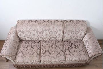 中古　美品　イタリア高級家具直輸入店　エクセレンテ取り扱い　繊細な模様が施された生地と裾にあしらわれたフリンジが空間に上品な雰囲気を添えるイタリア製3人掛けソファ(トリプルソファ、三人掛け、3P)(定価約53万円)(R-083240)