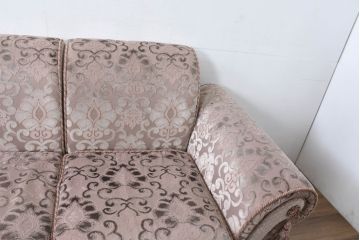中古　美品　イタリア高級家具直輸入店　エクセレンテ取り扱い　繊細な模様が施された生地と裾にあしらわれたフリンジが空間に上品な雰囲気を添えるイタリア製3人掛けソファ(トリプルソファ、三人掛け、3P)(定価約53万円)(R-083240)