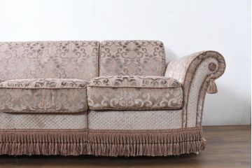 中古　美品　イタリア高級家具直輸入店　エクセレンテ取り扱い　繊細な模様が施された生地と裾にあしらわれたフリンジが空間に上品な雰囲気を添えるイタリア製3人掛けソファ(トリプルソファ、三人掛け、3P)(定価約53万円)(R-083240)