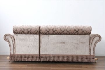 中古　美品　イタリア高級家具直輸入店　エクセレンテ取り扱い　繊細な模様が施された生地と裾にあしらわれたフリンジが空間に上品な雰囲気を添えるイタリア製3人掛けソファ(トリプルソファ、三人掛け、3P)(定価約53万円)(R-083240)