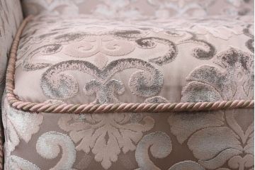 中古　美品　イタリア高級家具直輸入店　エクセレンテ取り扱い　繊細な模様が施された生地と裾にあしらわれたフリンジが空間に上品な雰囲気を添えるイタリア製3人掛けソファ(トリプルソファ、三人掛け、3P)(定価約53万円)(R-083240)