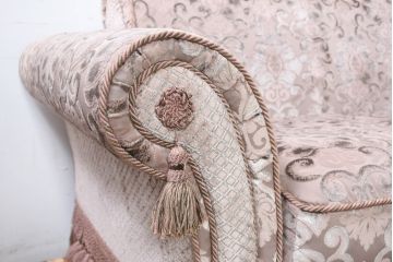 中古　美品　イタリア高級家具直輸入店　エクセレンテ取り扱い　繊細な模様が施された生地と裾にあしらわれたフリンジが空間に上品な雰囲気を添えるイタリア製3人掛けソファ(トリプルソファ、三人掛け、3P)(定価約53万円)(R-083240)