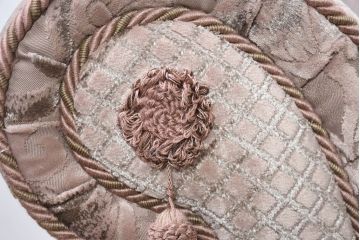 中古　美品　イタリア高級家具直輸入店　エクセレンテ取り扱い　繊細な模様が施された生地と裾にあしらわれたフリンジが空間に上品な雰囲気を添えるイタリア製3人掛けソファ(トリプルソファ、三人掛け、3P)(定価約53万円)(R-083240)