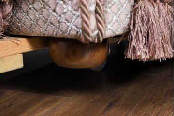 中古　美品　イタリア高級家具直輸入店　エクセレンテ取り扱い　繊細な模様が施された生地と裾にあしらわれたフリンジが空間に上品な雰囲気を添えるイタリア製3人掛けソファ(トリプルソファ、三人掛け、3P)(定価約53万円)(R-083240)