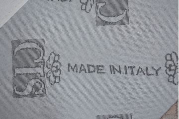 中古　美品　イタリア高級家具直輸入店　エクセレンテ取り扱い　繊細な模様が施された生地と裾にあしらわれたフリンジが空間に上品な雰囲気を添えるイタリア製3人掛けソファ(トリプルソファ、三人掛け、3P)(定価約53万円)(R-083240)