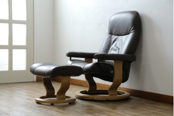 中古　美品　ノルウェー製　EKORNES(エコーネス)　コンサルシリーズ　クラシック　本革製　オットマン付きストレスレスチェア　(R-083241)