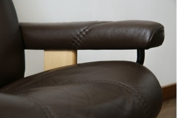 中古　美品　ノルウェー製　EKORNES(エコーネス)　コンサルシリーズ　クラシック　本革製　オットマン付きストレスレスチェア　(R-083241)