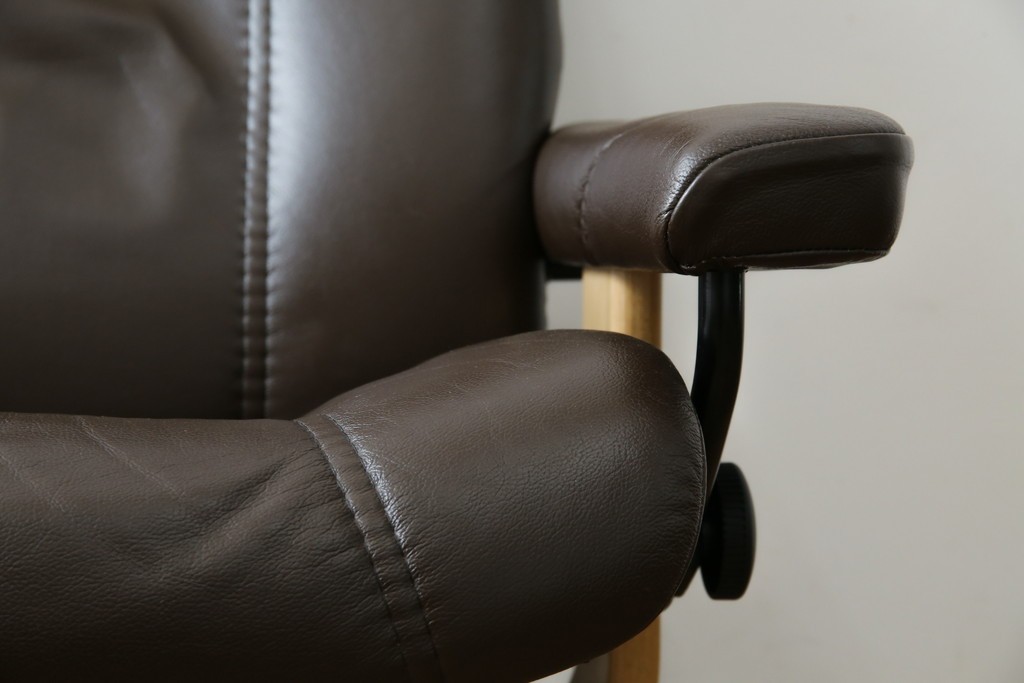 中古　美品　ノルウェー製　EKORNES(エコーネス)　コンサルシリーズ　クラシック　本革製　オットマン付きストレスレスチェア　(R-083241)