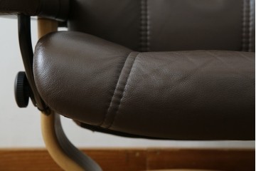 中古　美品　ノルウェー製　EKORNES(エコーネス)　コンサルシリーズ　クラシック　本革製　オットマン付きストレスレスチェア　(R-083241)