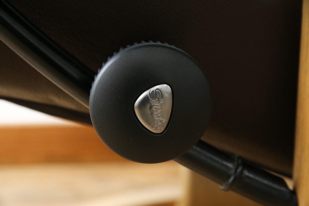 中古　美品　ノルウェー製　EKORNES(エコーネス)　コンサルシリーズ　クラシック　本革製　オットマン付きストレスレスチェア　(R-083241)