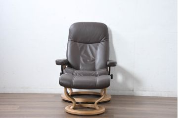 中古　美品　ノルウェー製　EKORNES(エコーネス)　コンサルシリーズ　クラシック　本革(レザー)　高級感漂う佇まいが魅力のオットマン付きストレスレスチェア(リクライニングチェア、一人掛けソファ、アームチェア、フットスツール、北欧)(R-083241)
