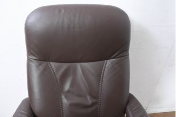 中古　美品　ノルウェー製　EKORNES(エコーネス)　コンサルシリーズ　クラシック　本革(レザー)　高級感漂う佇まいが魅力のオットマン付きストレスレスチェア(リクライニングチェア、一人掛けソファ、アームチェア、フットスツール、北欧)(R-083241)