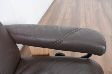 中古　美品　ノルウェー製　EKORNES(エコーネス)　コンサルシリーズ　クラシック　本革(レザー)　高級感漂う佇まいが魅力のオットマン付きストレスレスチェア(リクライニングチェア、一人掛けソファ、アームチェア、フットスツール、北欧)(R-083241)