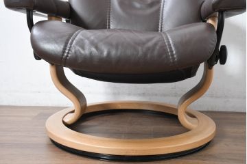 中古　美品　ノルウェー製　EKORNES(エコーネス)　コンサルシリーズ　クラシック　本革(レザー)　高級感漂う佇まいが魅力のオットマン付きストレスレスチェア(リクライニングチェア、一人掛けソファ、アームチェア、フットスツール、北欧)(R-083241)