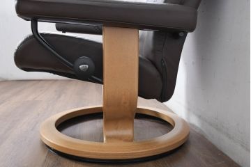 中古　美品　ノルウェー製　EKORNES(エコーネス)　コンサルシリーズ　クラシック　本革(レザー)　高級感漂う佇まいが魅力のオットマン付きストレスレスチェア(リクライニングチェア、一人掛けソファ、アームチェア、フットスツール、北欧)(R-083241)