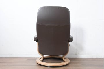 中古　美品　ノルウェー製　EKORNES(エコーネス)　コンサルシリーズ　クラシック　本革(レザー)　高級感漂う佇まいが魅力のオットマン付きストレスレスチェア(リクライニングチェア、一人掛けソファ、アームチェア、フットスツール、北欧)(R-083241)