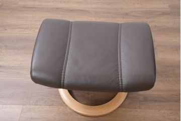 中古　美品　ノルウェー製　EKORNES(エコーネス)　コンサルシリーズ　クラシック　本革(レザー)　高級感漂う佇まいが魅力のオットマン付きストレスレスチェア(リクライニングチェア、一人掛けソファ、アームチェア、フットスツール、北欧)(R-083241)