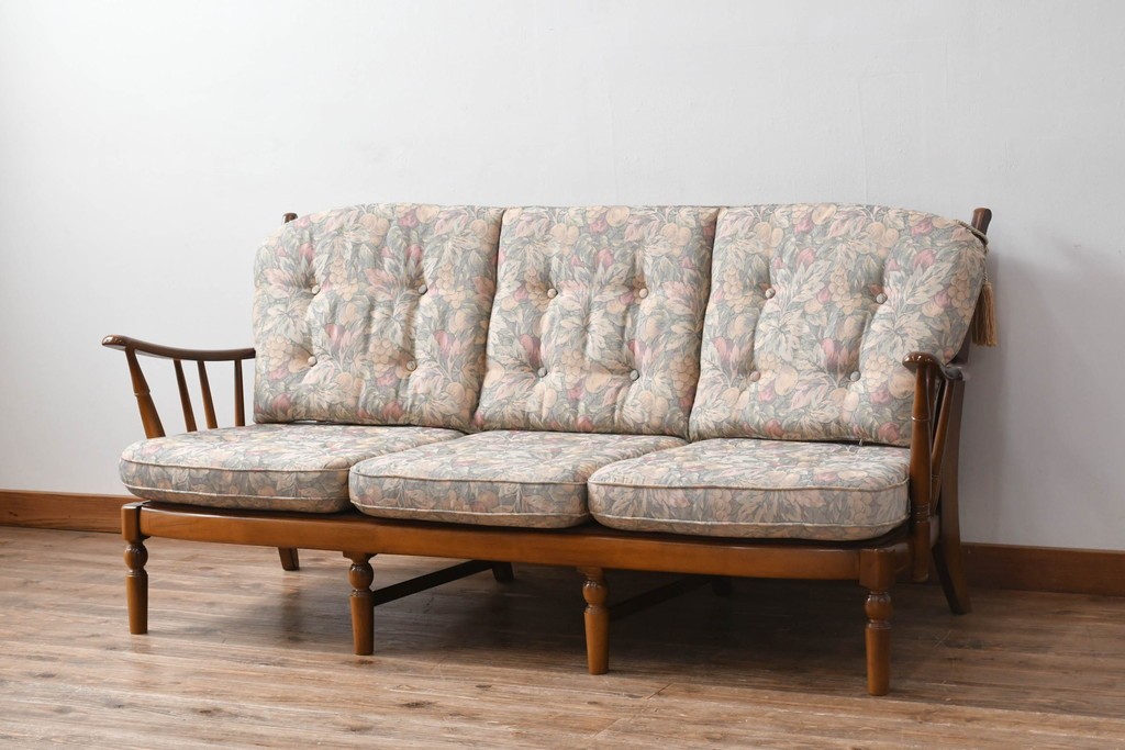 中古　カリモク家具(karimoku)　COLONIAL(コロニアル)シリーズ　クラシカルな佇まいが魅力的な3人掛けソファ　(R-083242)