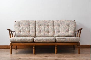 中古　カリモク家具(karimoku)　COLONIAL(コロニアル)シリーズ　クラシカルな佇まいが魅力的な3人掛けソファ　(R-083242)