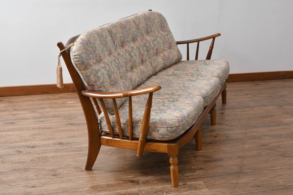 中古　カリモク家具(karimoku)　COLONIAL(コロニアル)シリーズ　クラシカルな佇まいが魅力的な3人掛けソファ　(R-083242)