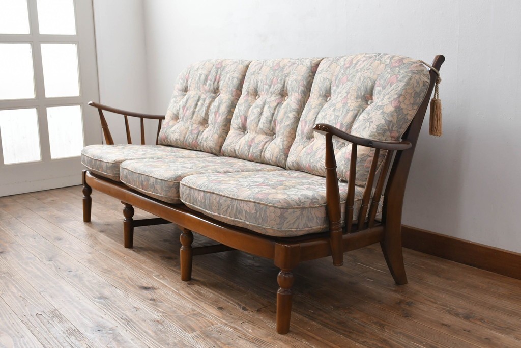 中古　カリモク家具(karimoku)　COLONIAL(コロニアル)シリーズ　クラシカルな佇まいが魅力的な3人掛けソファ　(R-083242)