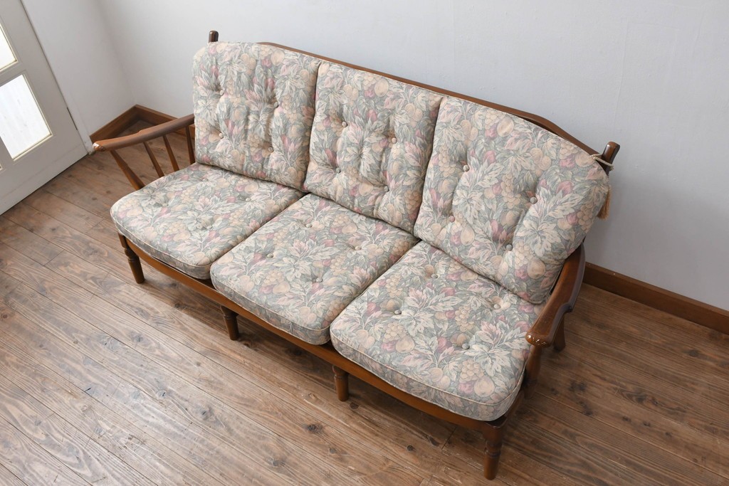 中古　カリモク家具(karimoku)　COLONIAL(コロニアル)シリーズ　クラシカルな佇まいが魅力的な3人掛けソファ　(R-083242)