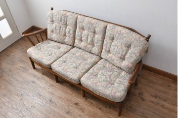 中古　カリモク家具(karimoku)　COLONIAL(コロニアル)シリーズ　クラシカルな佇まいが魅力的な3人掛けソファ　(R-083242)