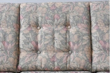 中古　カリモク家具(karimoku)　COLONIAL(コロニアル)シリーズ　クラシカルな佇まいが魅力的な3人掛けソファ　(R-083242)