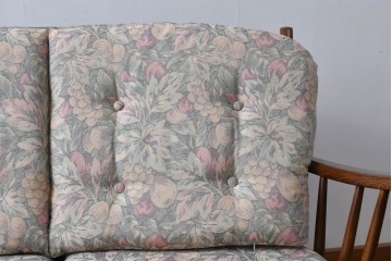 中古　カリモク家具(karimoku)　COLONIAL(コロニアル)シリーズ　クラシカルな佇まいが魅力的な3人掛けソファ　(R-083242)