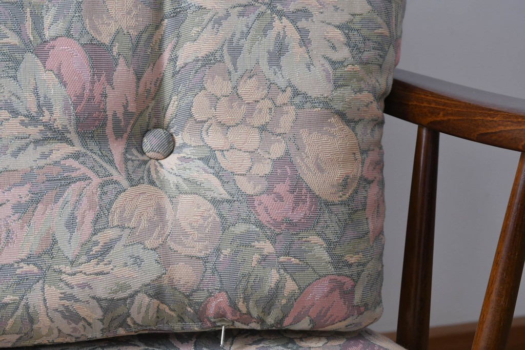 中古　カリモク家具(karimoku)　COLONIAL(コロニアル)シリーズ　クラシカルな佇まいが魅力的な3人掛けソファ　(R-083242)