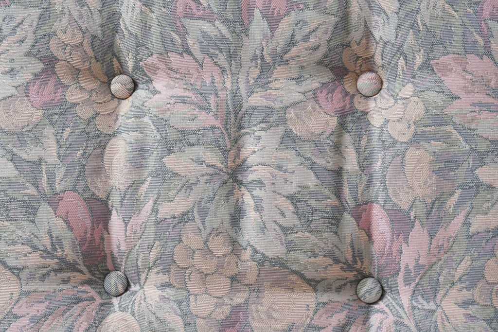 中古　カリモク家具(karimoku)　COLONIAL(コロニアル)シリーズ　クラシカルな佇まいが魅力的な3人掛けソファ　(R-083242)