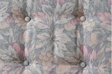 中古　カリモク家具(karimoku)　COLONIAL(コロニアル)シリーズ　クラシカルな佇まいが魅力的な3人掛けソファ　(R-083242)