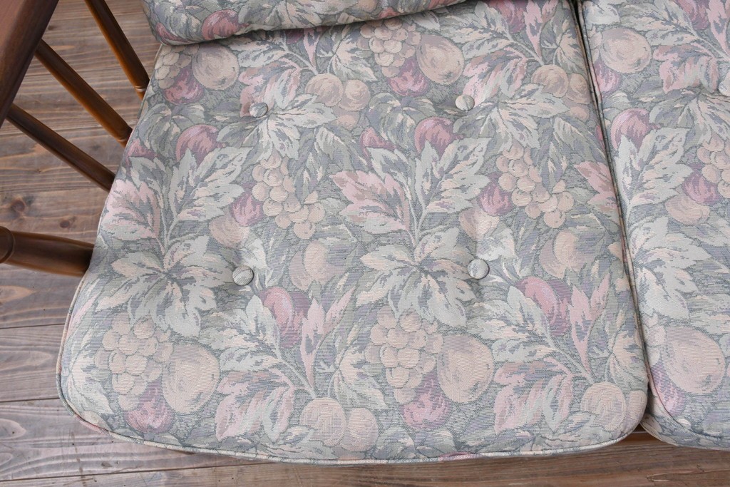 中古　カリモク家具(karimoku)　COLONIAL(コロニアル)シリーズ　クラシカルな佇まいが魅力的な3人掛けソファ　(R-083242)