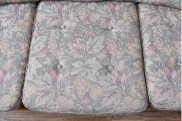 中古　カリモク家具(karimoku)　COLONIAL(コロニアル)シリーズ　クラシカルな佇まいが魅力的な3人掛けソファ　(R-083242)