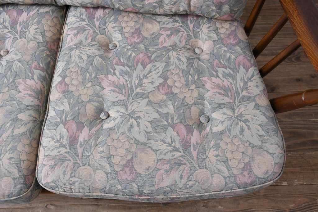 中古　カリモク家具(karimoku)　COLONIAL(コロニアル)シリーズ　クラシカルな佇まいが魅力的な3人掛けソファ　(R-083242)