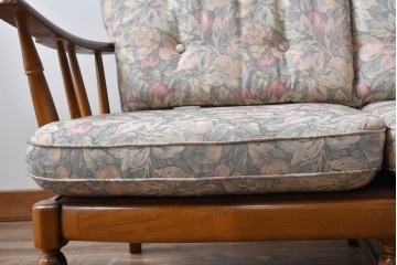 中古　カリモク家具(karimoku)　COLONIAL(コロニアル)シリーズ　クラシカルな佇まいが魅力的な3人掛けソファ　(R-083242)