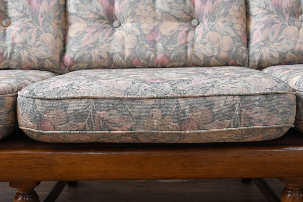 中古　カリモク家具(karimoku)　COLONIAL(コロニアル)シリーズ　クラシカルな佇まいが魅力的な3人掛けソファ　(R-083242)