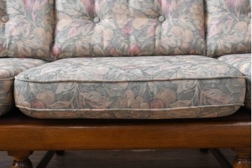 中古　カリモク家具(karimoku)　COLONIAL(コロニアル)シリーズ　クラシカルな佇まいが魅力的な3人掛けソファ　(R-083242)