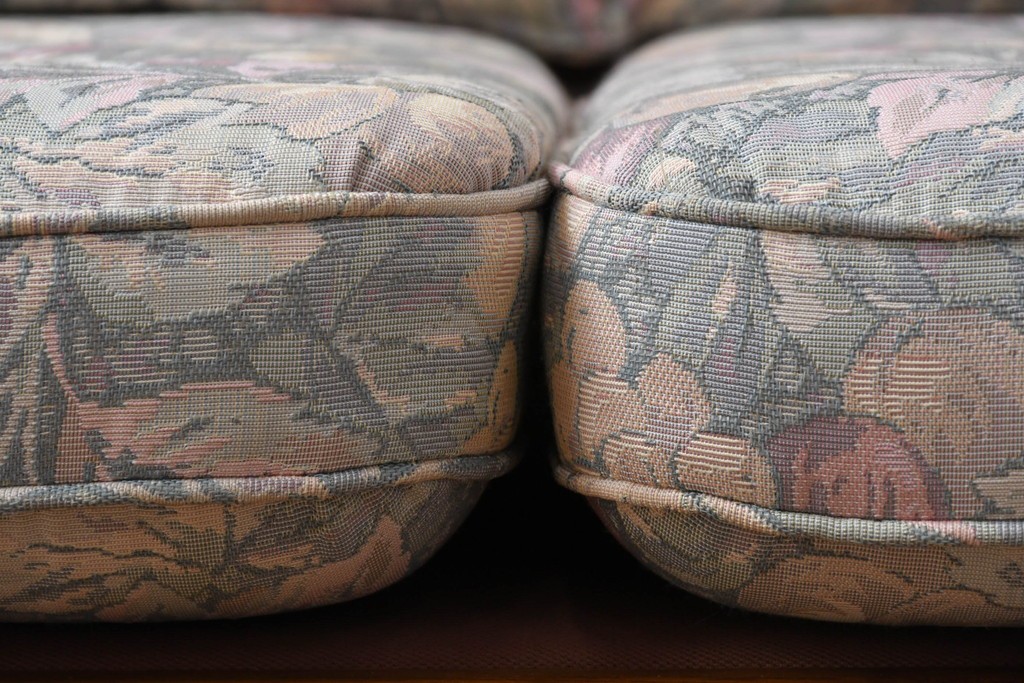 中古　カリモク家具(karimoku)　COLONIAL(コロニアル)シリーズ　クラシカルな佇まいが魅力的な3人掛けソファ　(R-083242)