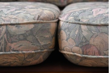 中古　カリモク家具(karimoku)　COLONIAL(コロニアル)シリーズ　クラシカルな佇まいが魅力的な3人掛けソファ　(R-083242)