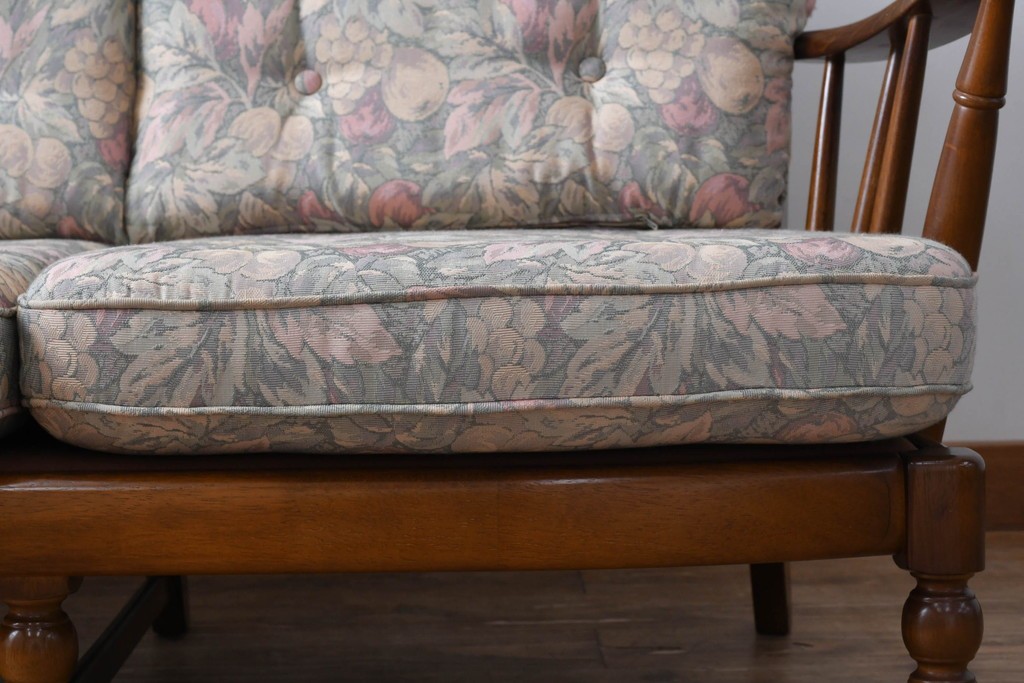 中古　カリモク家具(karimoku)　COLONIAL(コロニアル)シリーズ　クラシカルな佇まいが魅力的な3人掛けソファ　(R-083242)