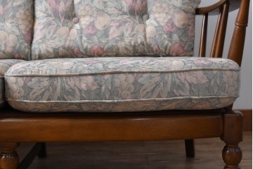 中古　カリモク家具(karimoku)　COLONIAL(コロニアル)シリーズ　クラシカルな佇まいが魅力的な3人掛けソファ　(R-083242)