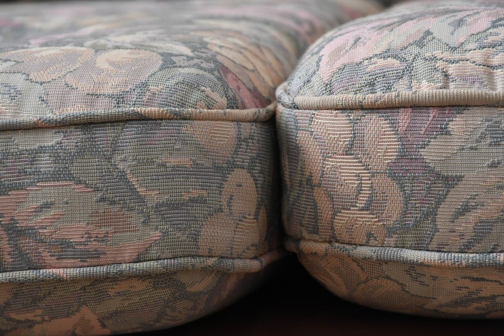 中古　カリモク家具(karimoku)　COLONIAL(コロニアル)シリーズ　クラシカルな佇まいが魅力的な3人掛けソファ　(R-083242)